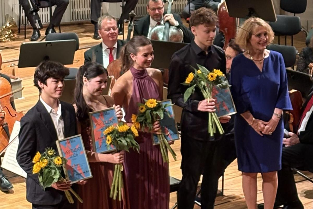 WSY-Talent 2026 Preisträger mit Blumensträußen und Urkunden auf einer Bühne in Wien
